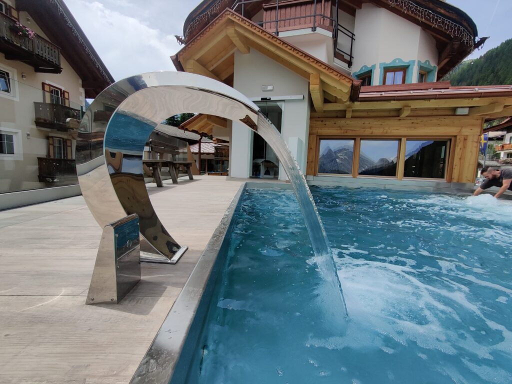 Outdoor wellness sana e h2o style piscina in acciaio inox su sopraelevazione canazei hotel rita
