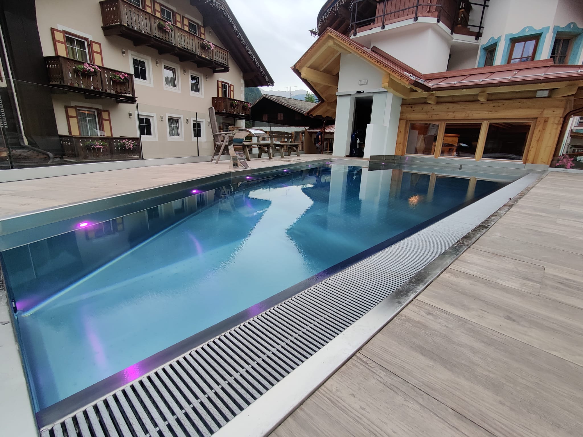 Outdoor wellness sana e h2o style piscina in acciaio inox su sopraelevazione canazei hotel rita